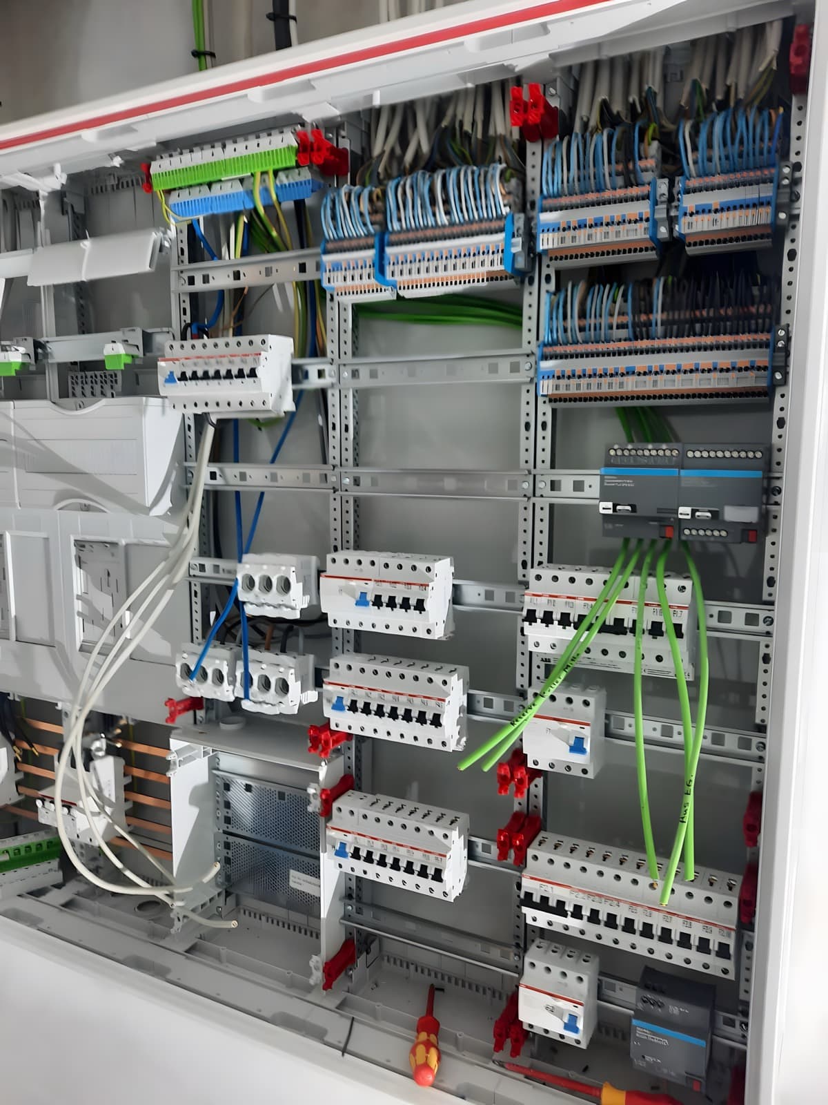 KNX-Verteiler mit ABB-Komponenten und grün verlegter Busleitung