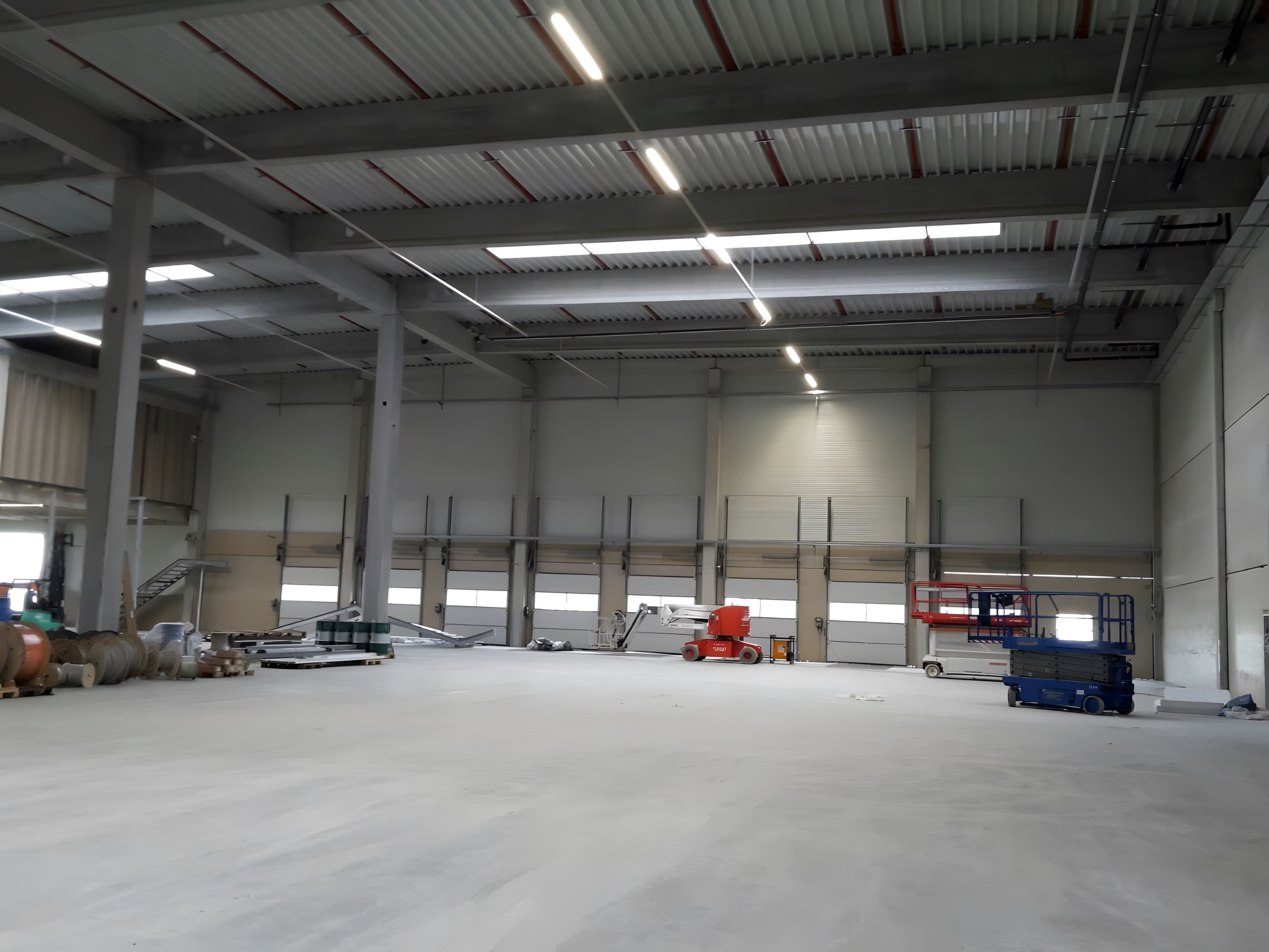 Industriehalle mit durchgehender LED-Lichtbandbeleuchtung