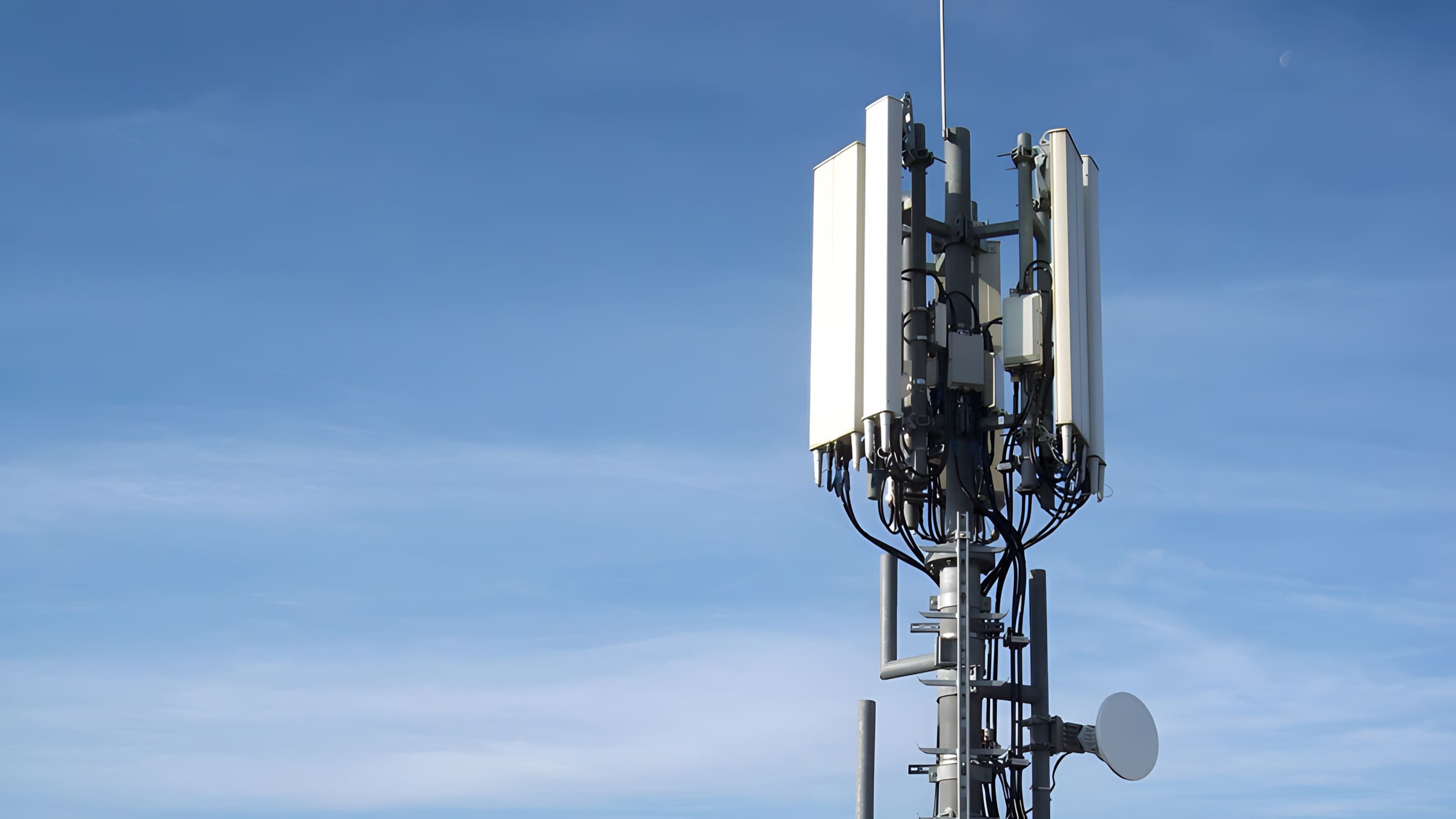 Detailaufnahme einer LTE-Antenne an einem Mobilfunk-Standort