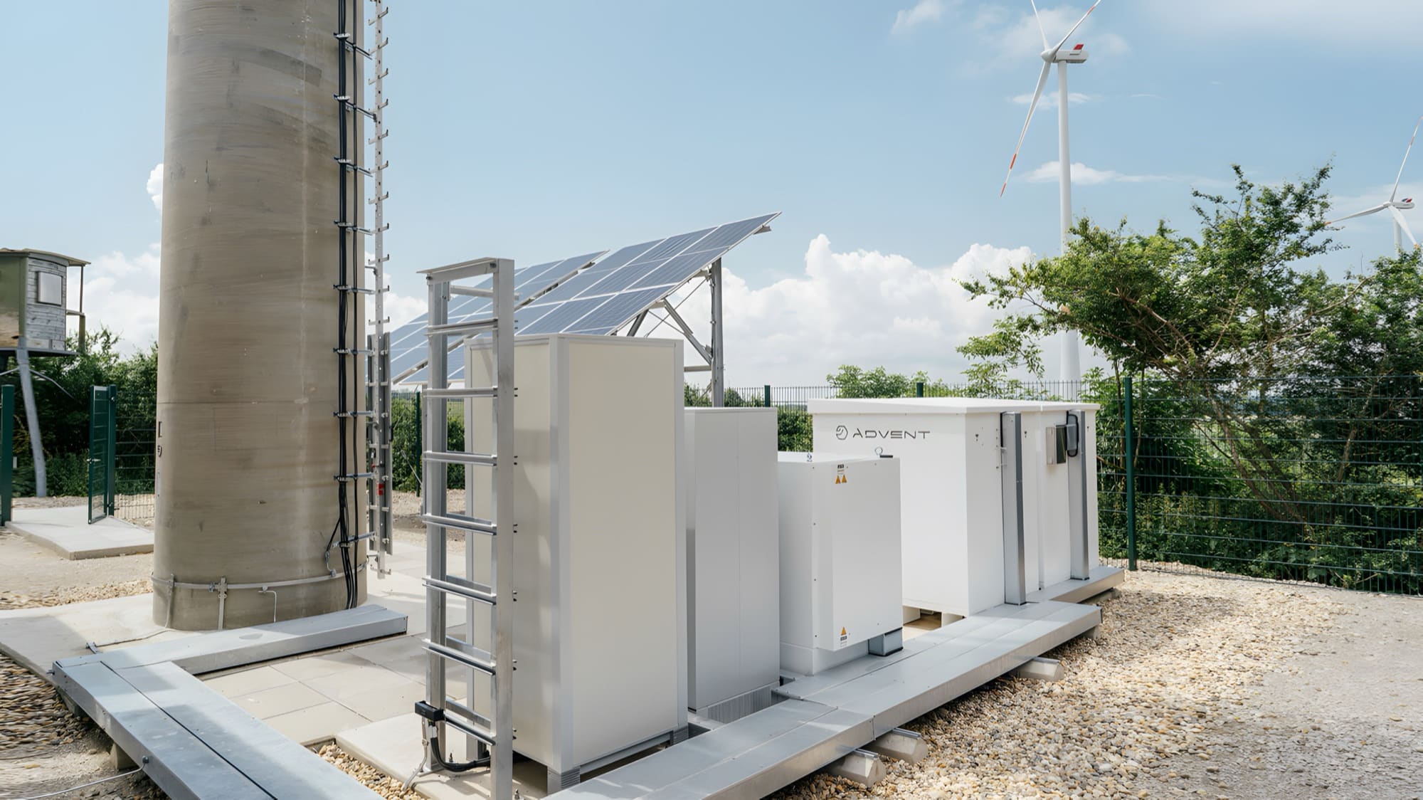 Energieautarker Mobilfunkmast im Außenbereich — Stromversorgung der Funk-Hardware