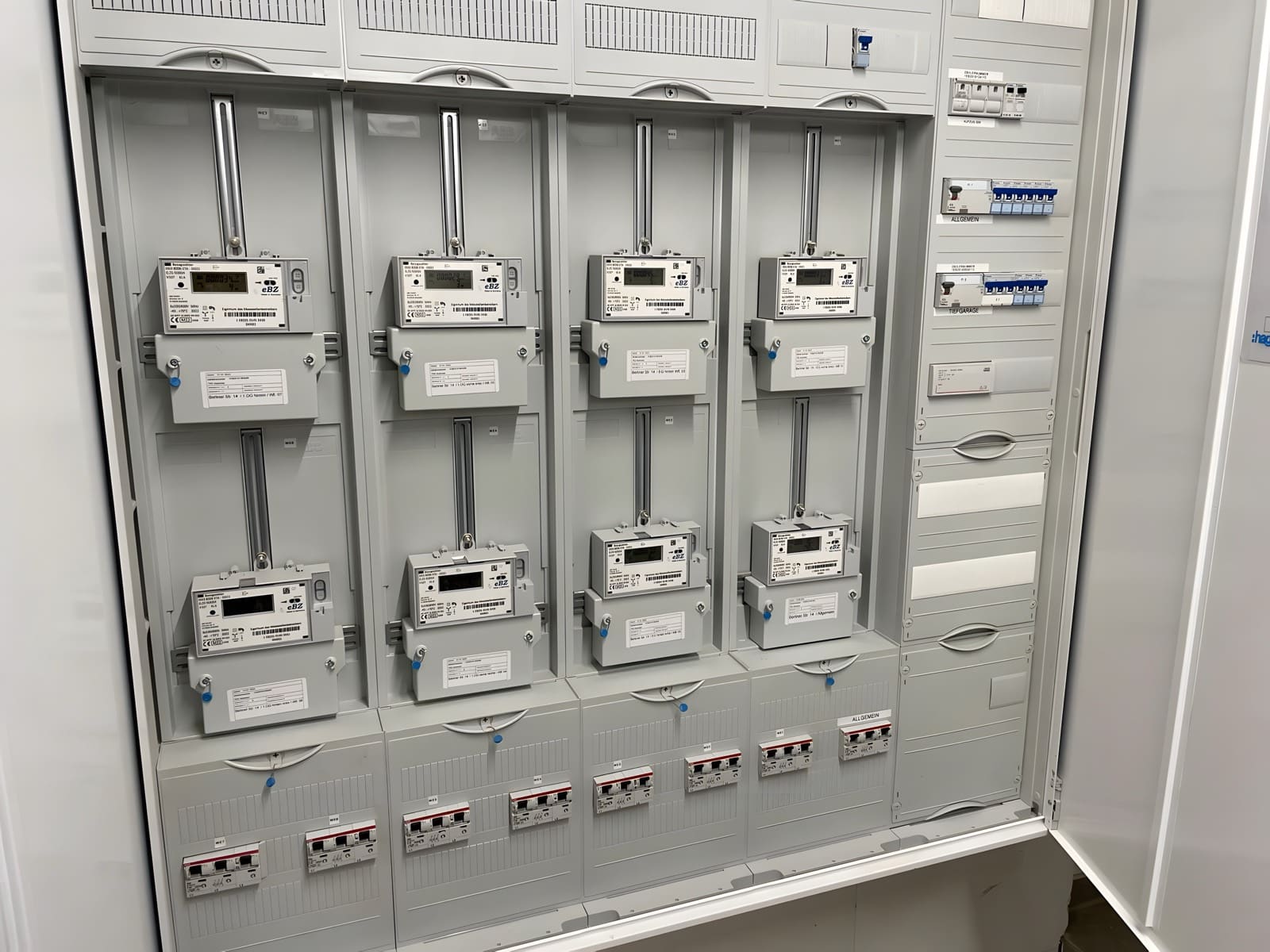 Sauber aufgebauter Zählerschrank mit acht Zählern — Grundlage für eine nachvollziehbare Anlagenprüfung