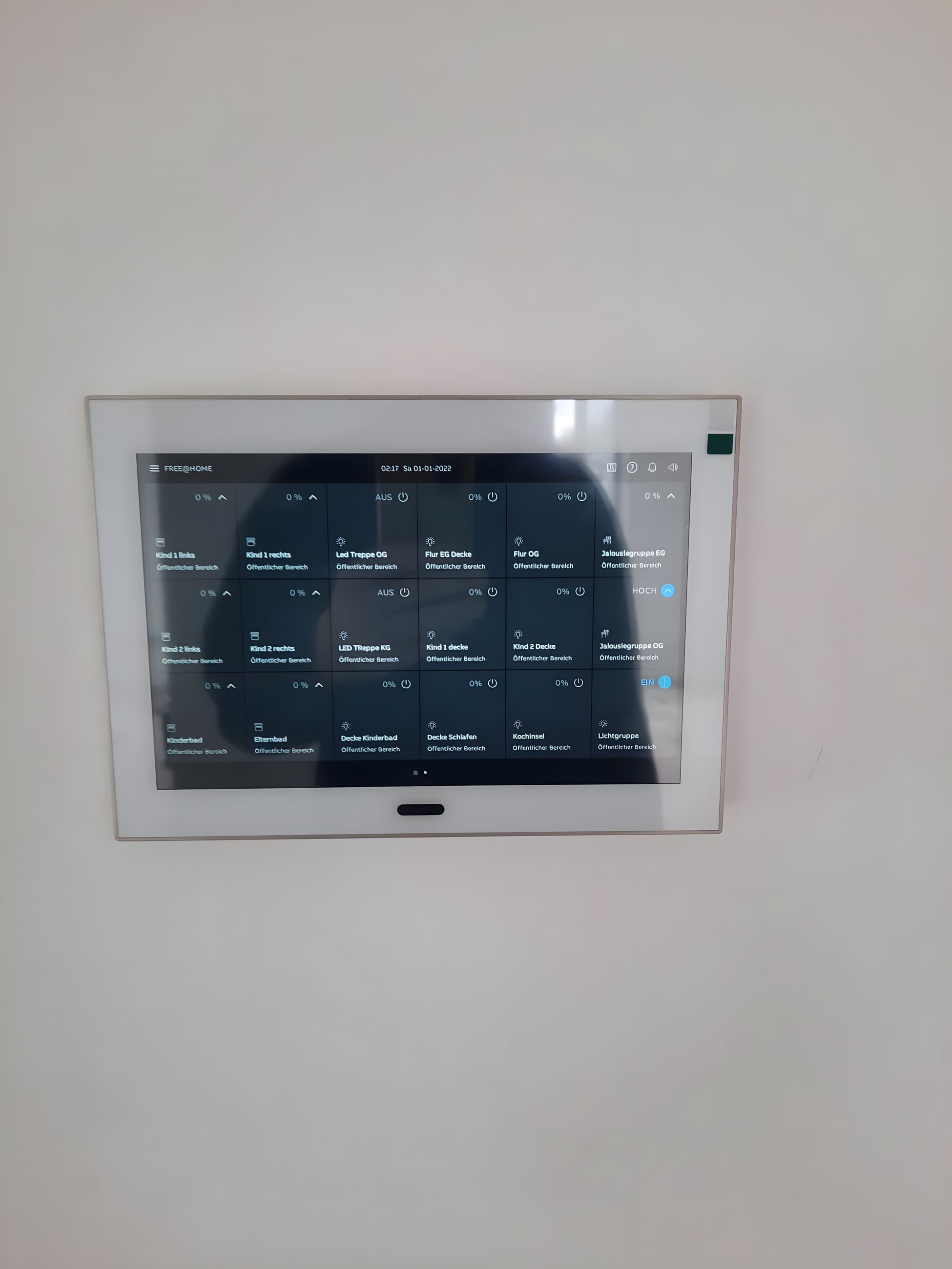 Busch-Jaeger Free@Home Touchpanel zur App-basierten Raumsteuerung an der Wand