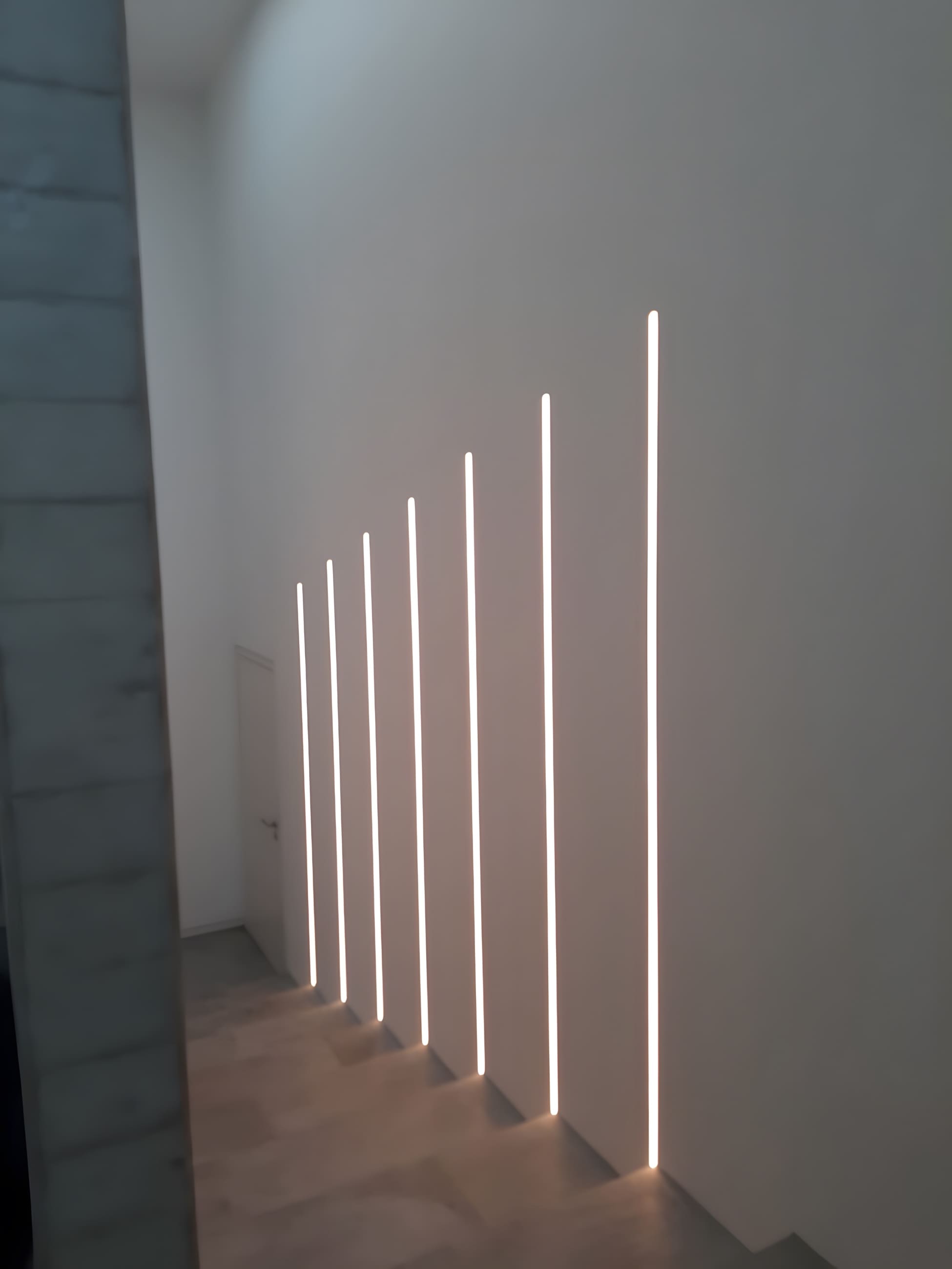 LED-Lichtlinien an einem Treppenaufgang — durchgehende Lichtführung als Teil eines Lichtkonzepts