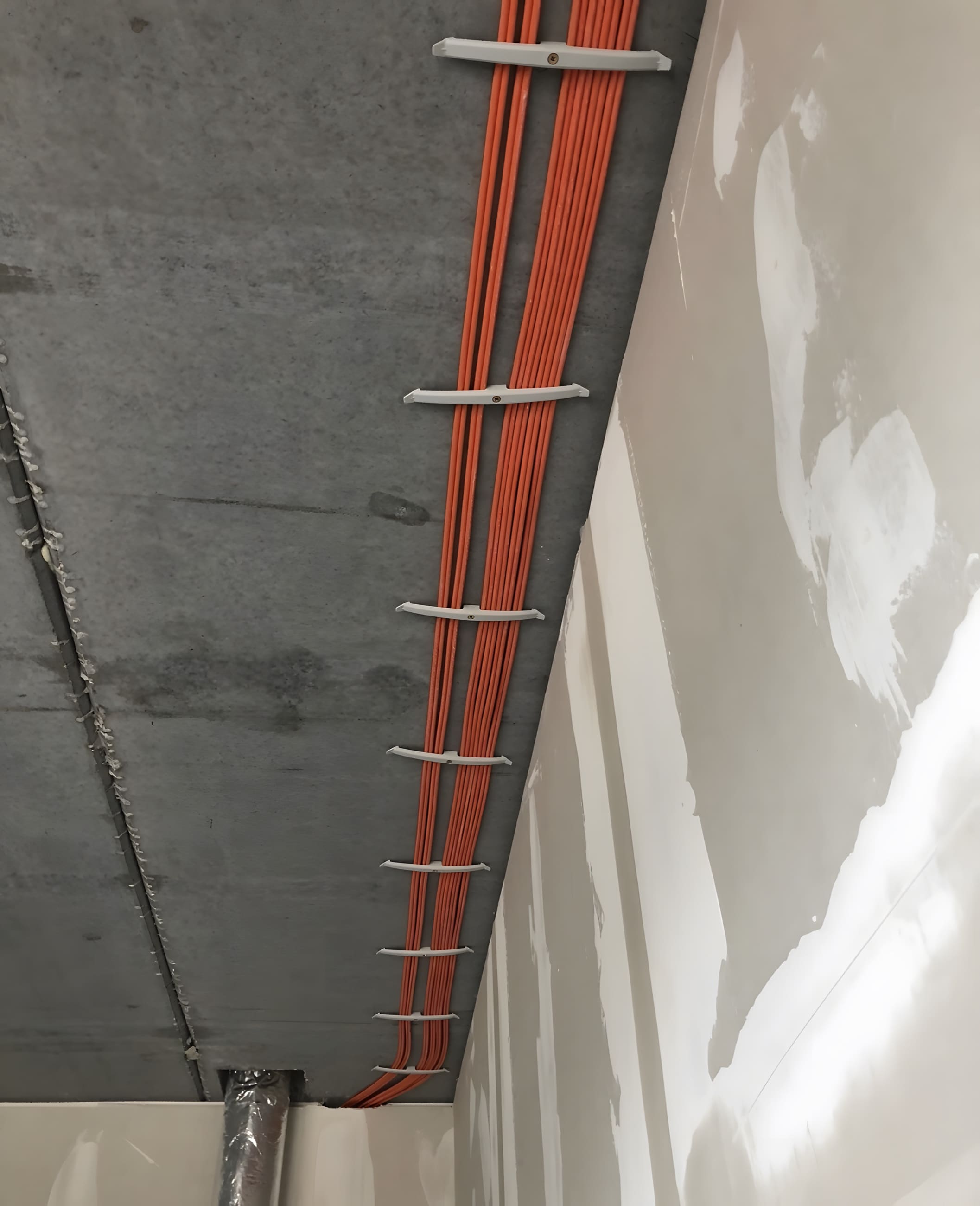 Neubau-Einfamilienhaus — KNX-Komplettinstallation — Detailaufnahme der Ausführung