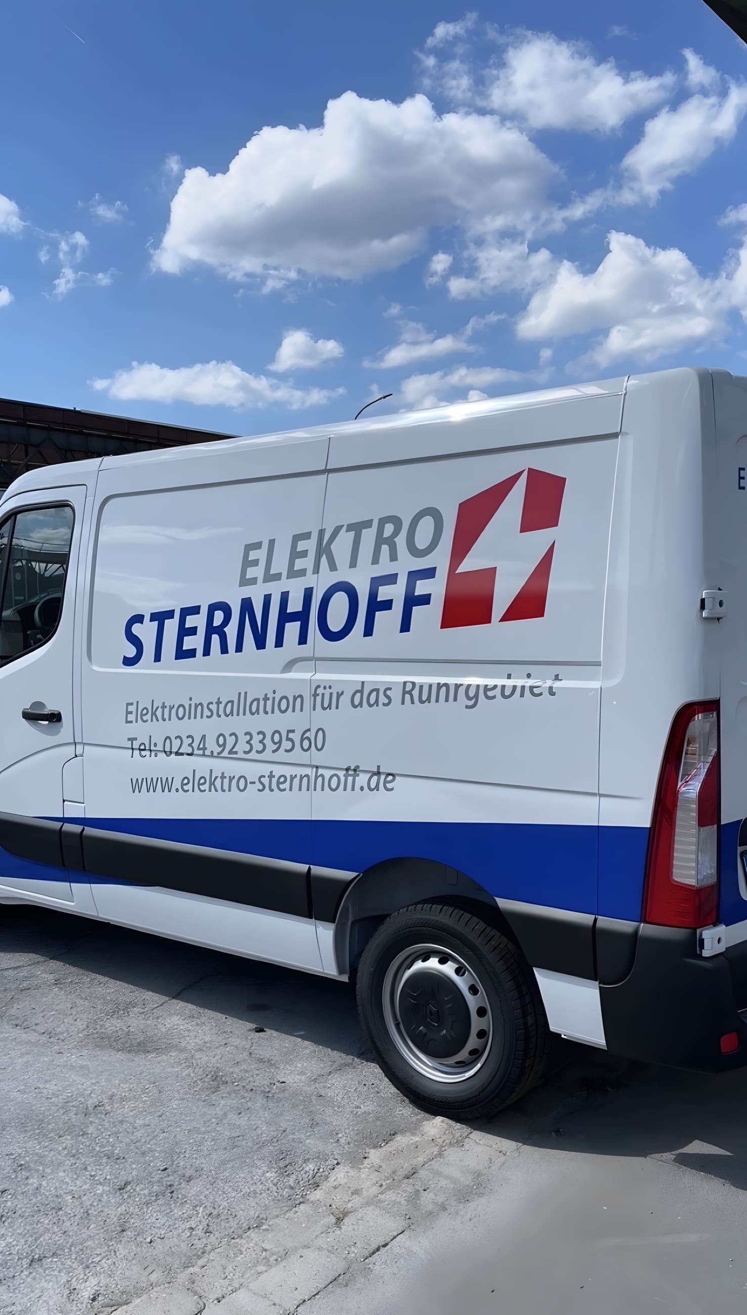 Einsatzbereiter Service-Transporter eines Elektromeisterbetriebs