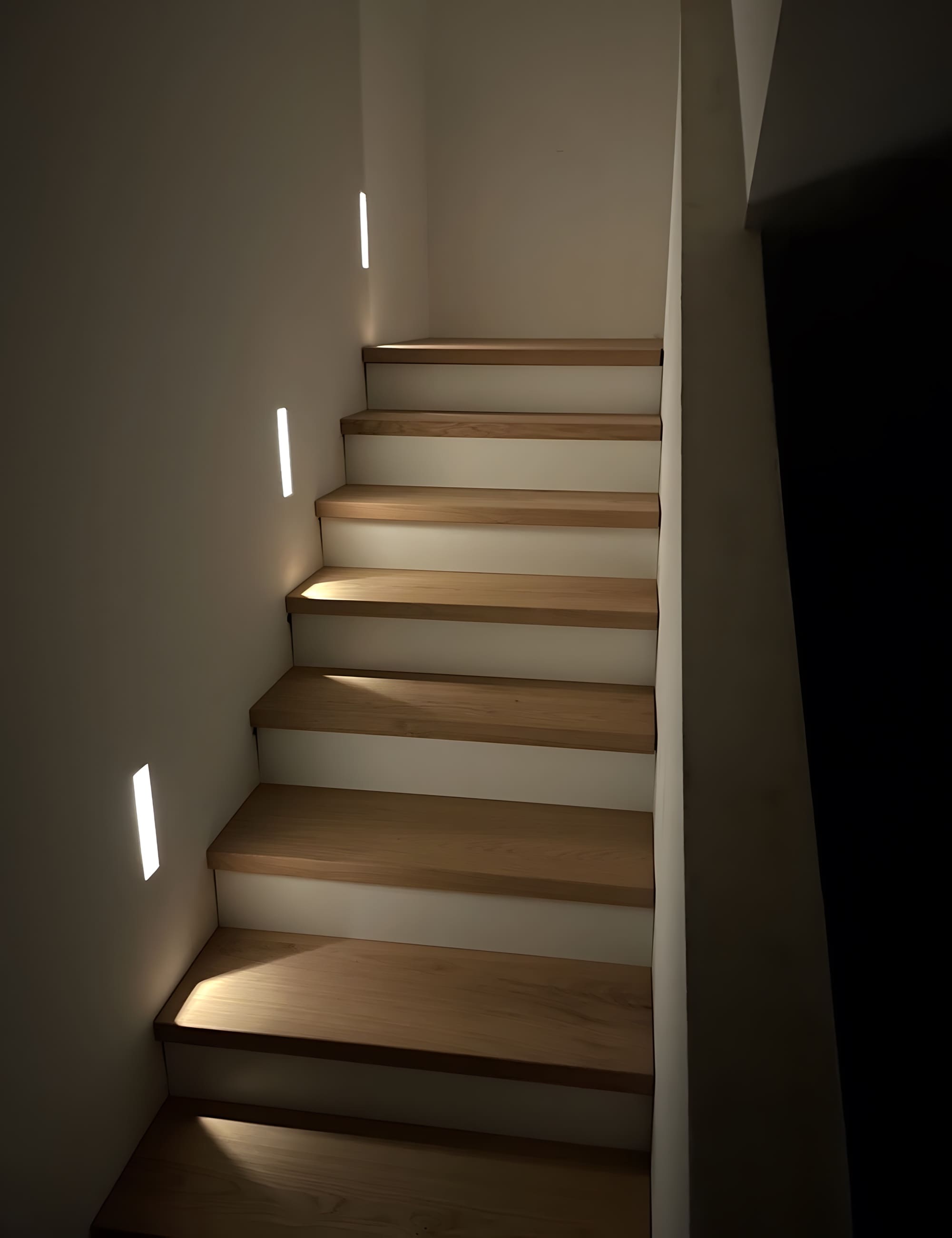 Eiche-Treppe mit integrierter Stufenbeleuchtung in einem Designneubau