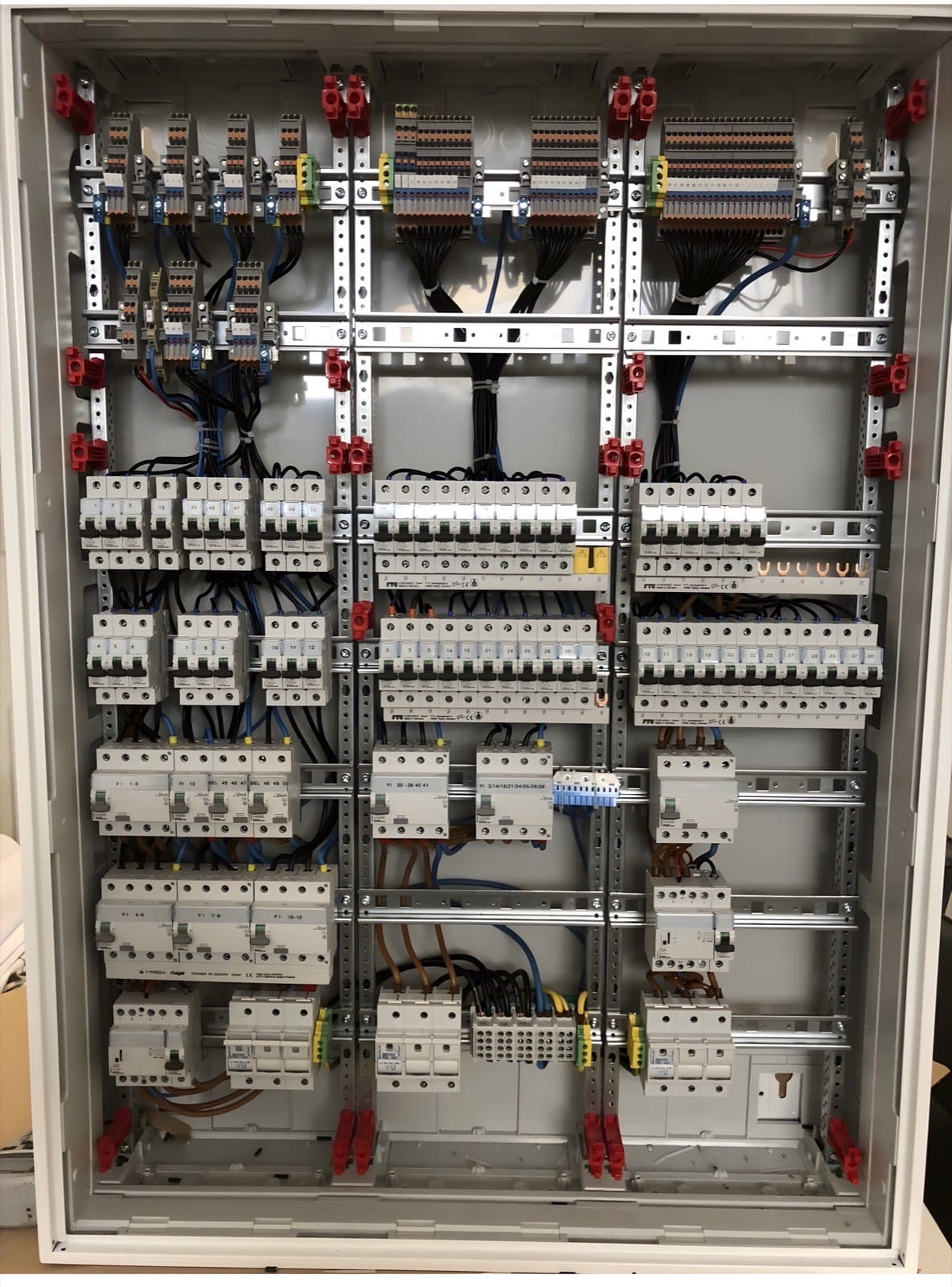 Fertig aufgebauter, sauber verdrahteter Verteilerschrank mit Reihenklemmen und Schutzschaltern