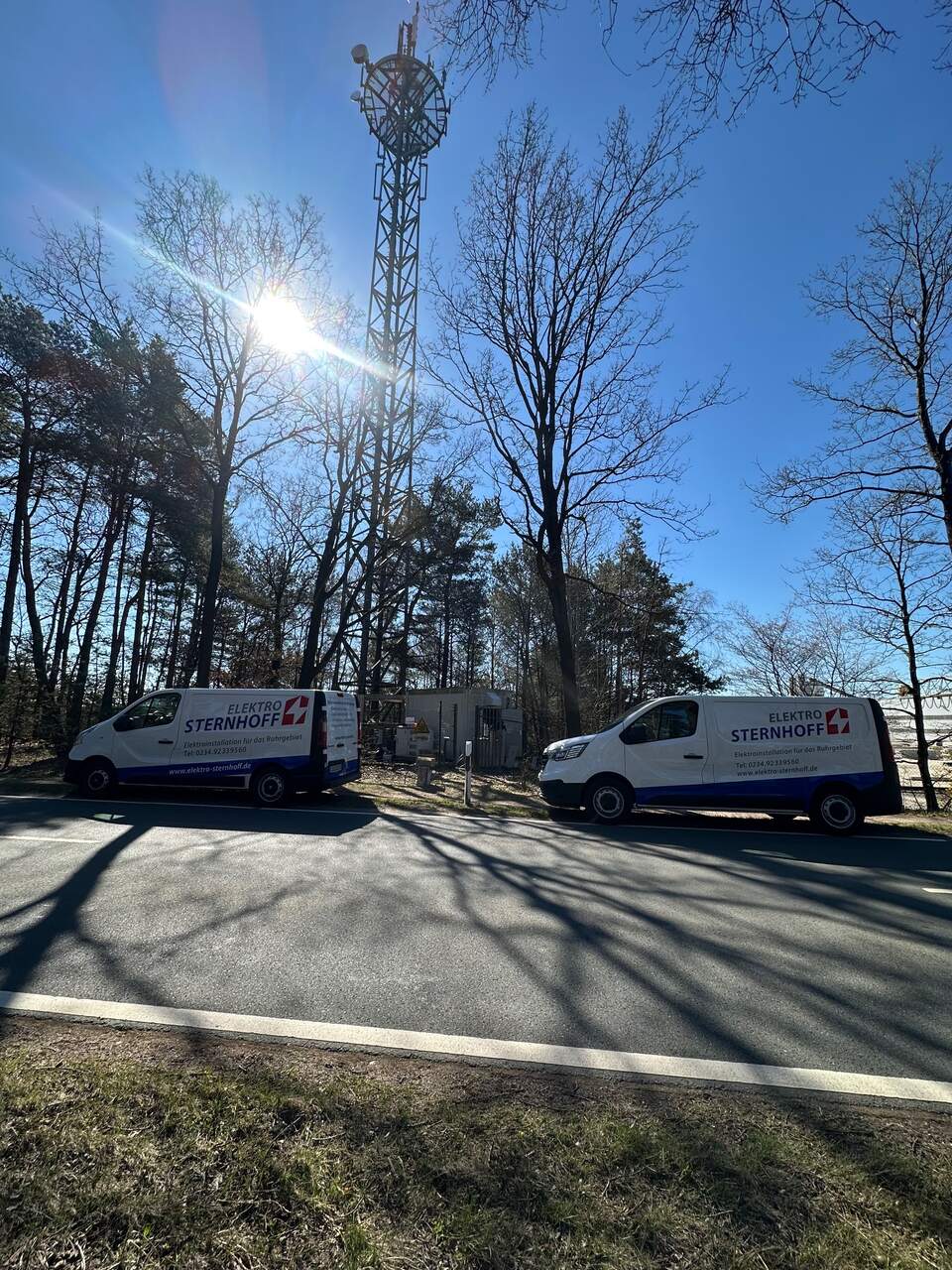 Zwei Transporter von Elektro Sternhoff an einem Mobilfunkmast
